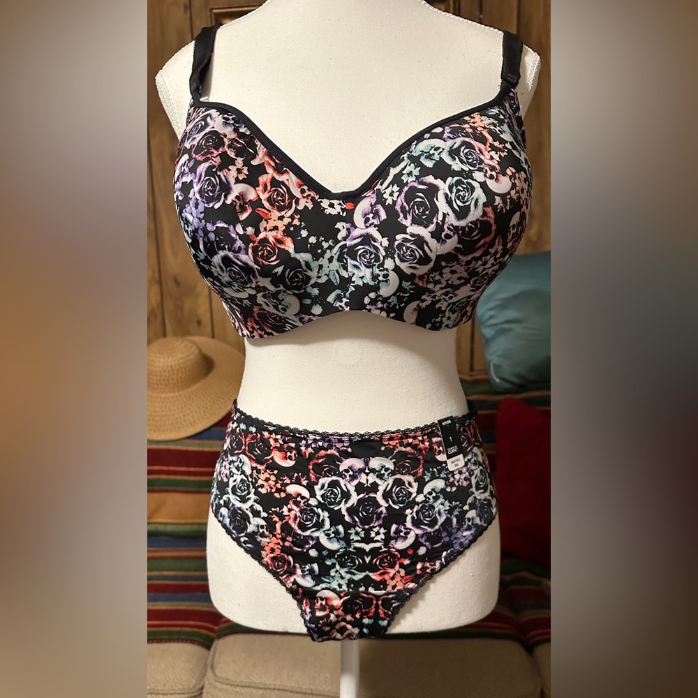 3 PIECE SET: NEW Torrid Skulls & Roses Bra 42D with 2 pair Panties Sz 1X
